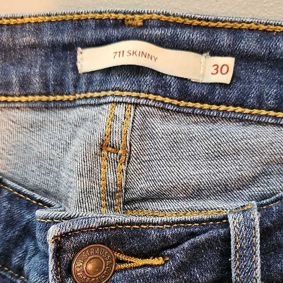 Levi's 711 Blue 31x26 Cropped Ankle Jeans with Tapered Fit - Picture 10 of 13